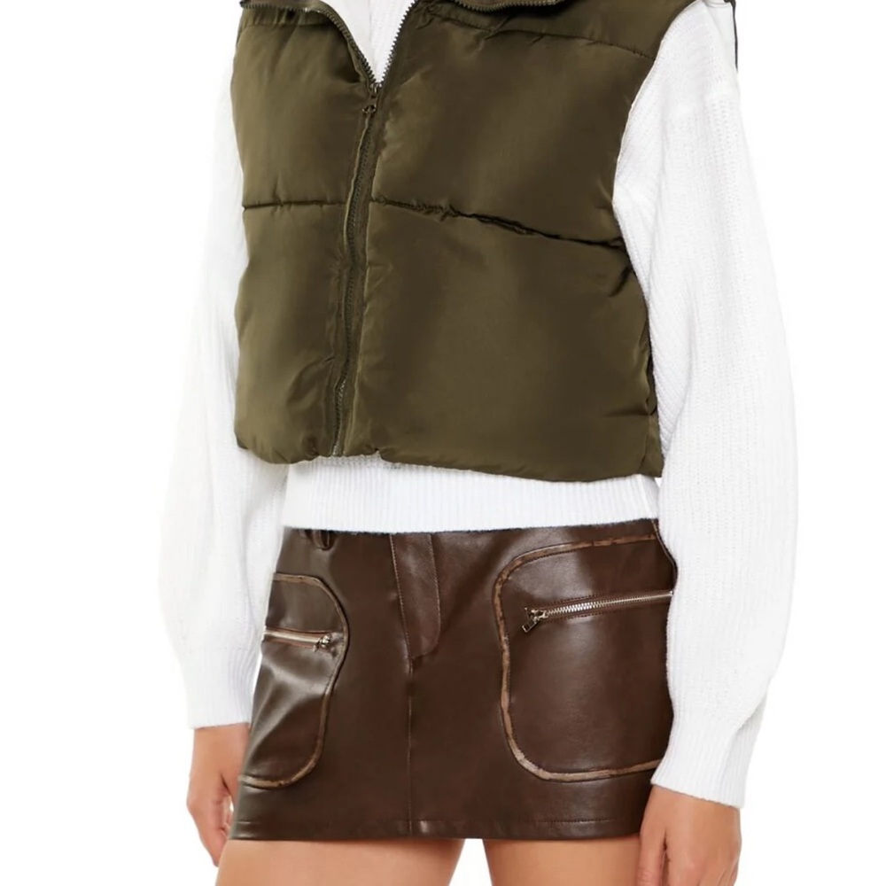 Forever 21 Women's Large Olive, Cropped Hem, Quilted, Funnel Neck, Zip-up Vest. - Picture 5 of 7